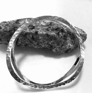 Hammered two dimensional bangle